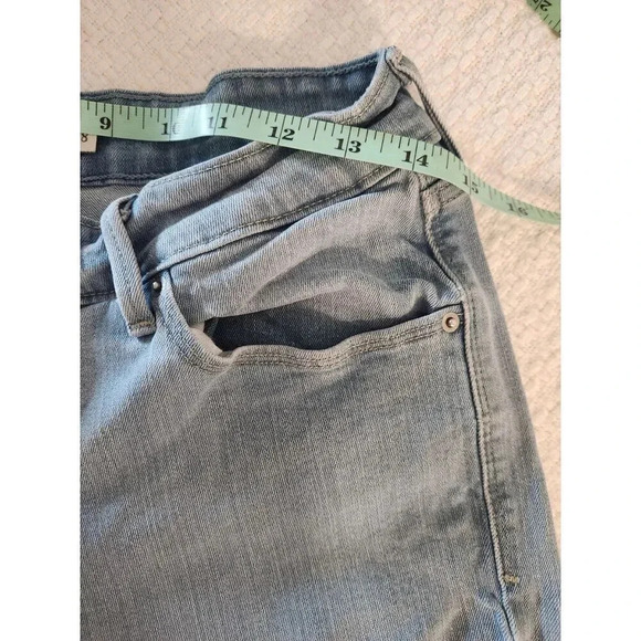 Levi's Silvertab 10" Bermuda Shorts Rolled Cuff Light Wash Sz 8 - Picture 6 of 10